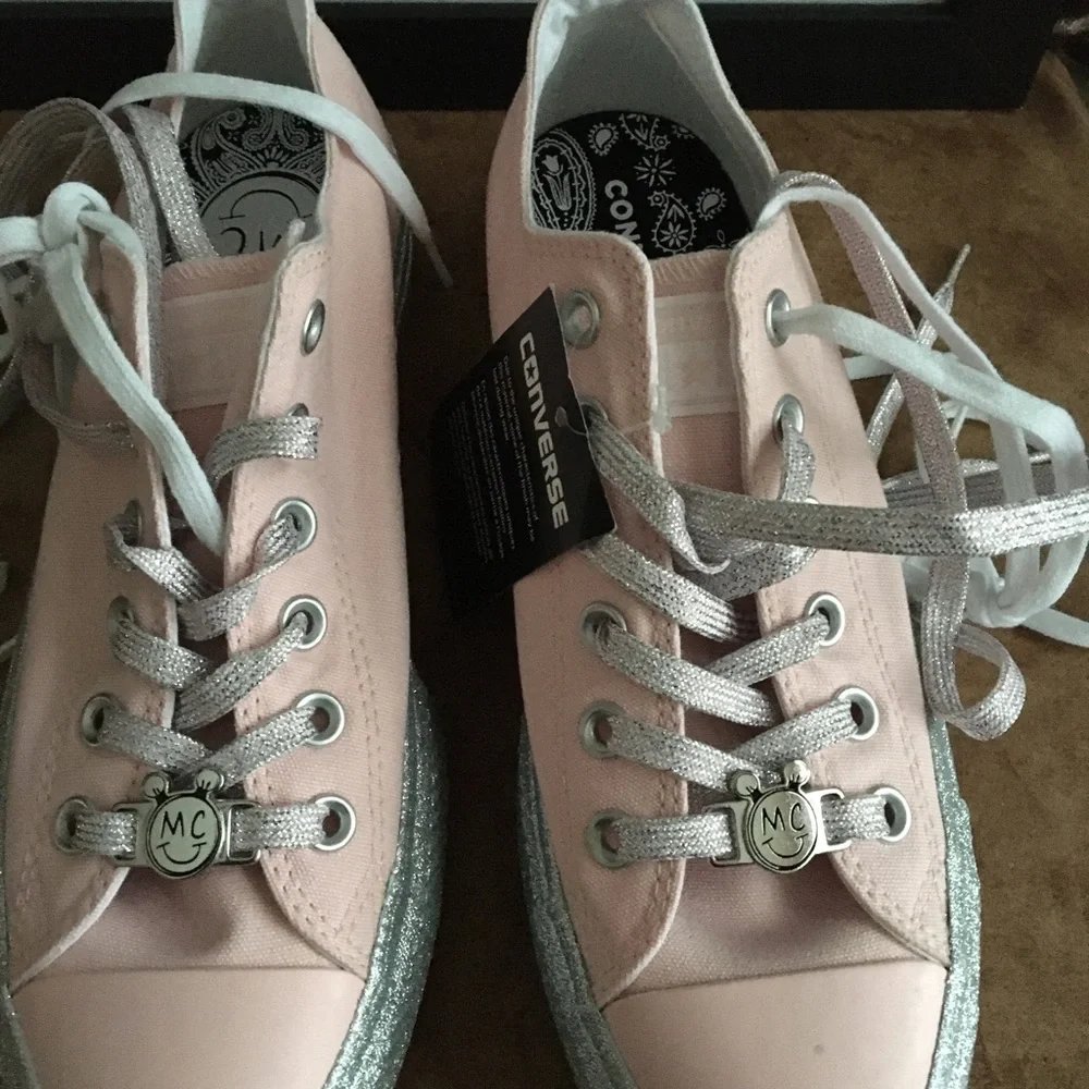 CONVERSE X MILEY CYRUS NIB AUTHENTIC CANVAS STYLE SNEAKERS